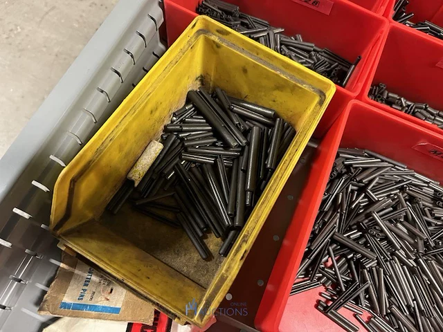 Partij kettingen, veren en industrieel bevestigingsmateriaal - afbeelding 51 van  180