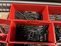 Partij kettingen, veren en industrieel bevestigingsmateriaal - afbeelding 52 van  180
