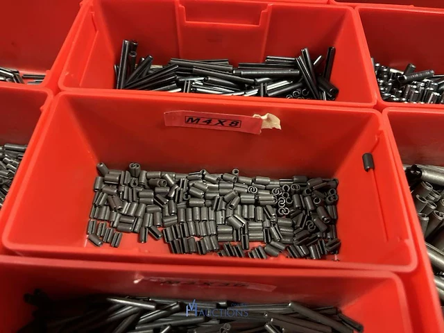 Partij kettingen, veren en industrieel bevestigingsmateriaal - afbeelding 53 van  180