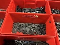 Partij kettingen, veren en industrieel bevestigingsmateriaal - afbeelding 53 van  180