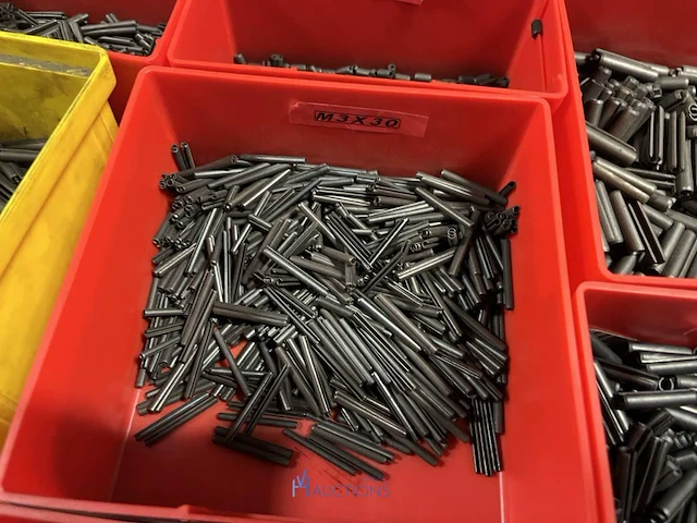 Partij kettingen, veren en industrieel bevestigingsmateriaal - afbeelding 54 van  180