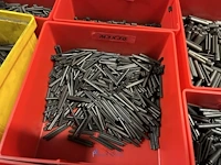 Partij kettingen, veren en industrieel bevestigingsmateriaal - afbeelding 54 van  180