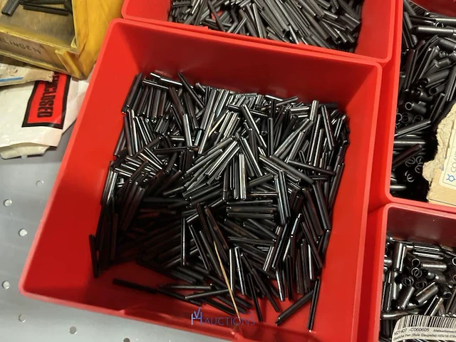 Partij kettingen, veren en industrieel bevestigingsmateriaal - afbeelding 55 van  180