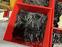 Partij kettingen, veren en industrieel bevestigingsmateriaal - afbeelding 55 van  180