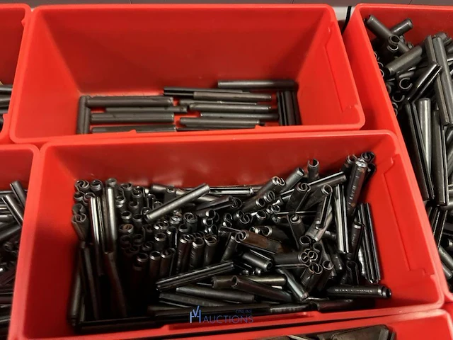 Partij kettingen, veren en industrieel bevestigingsmateriaal - afbeelding 56 van  180