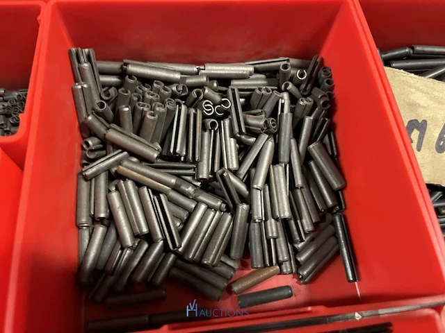 Partij kettingen, veren en industrieel bevestigingsmateriaal - afbeelding 58 van  180