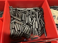 Partij kettingen, veren en industrieel bevestigingsmateriaal - afbeelding 58 van  180