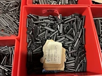 Partij kettingen, veren en industrieel bevestigingsmateriaal - afbeelding 59 van  180