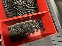 Partij kettingen, veren en industrieel bevestigingsmateriaal - afbeelding 61 van  180