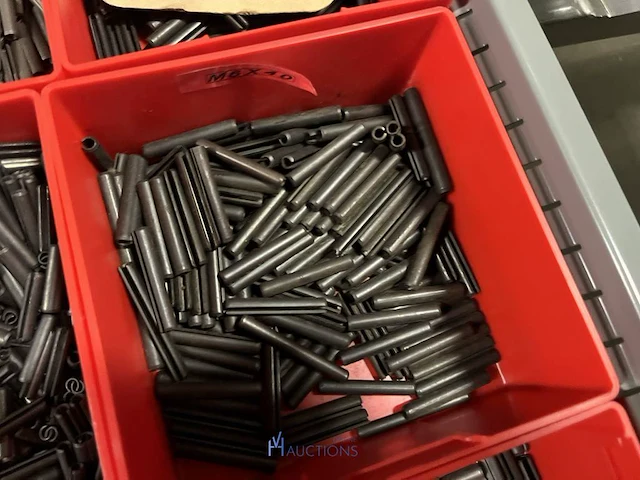 Partij kettingen, veren en industrieel bevestigingsmateriaal - afbeelding 62 van  180