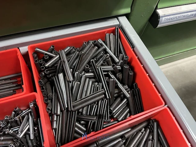 Partij kettingen, veren en industrieel bevestigingsmateriaal - afbeelding 64 van  180