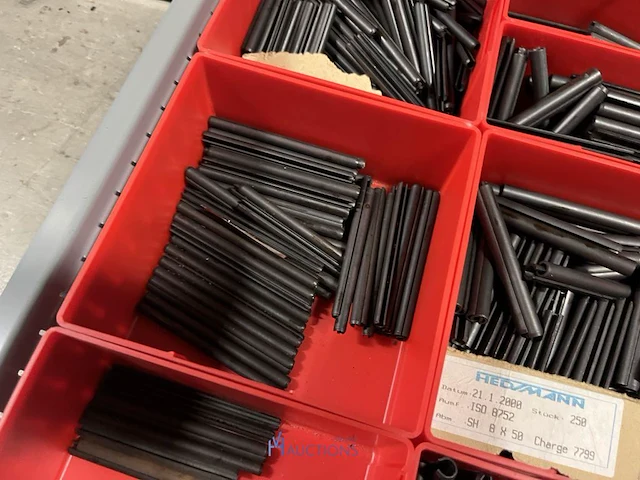 Partij kettingen, veren en industrieel bevestigingsmateriaal - afbeelding 66 van  180