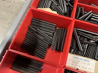 Partij kettingen, veren en industrieel bevestigingsmateriaal - afbeelding 66 van  180