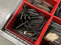 Partij kettingen, veren en industrieel bevestigingsmateriaal - afbeelding 69 van  180