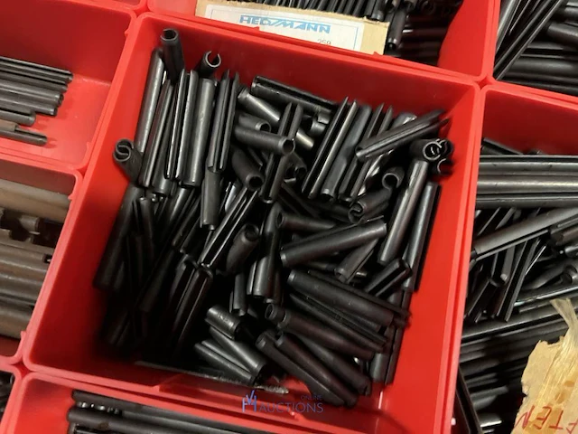 Partij kettingen, veren en industrieel bevestigingsmateriaal - afbeelding 72 van  180