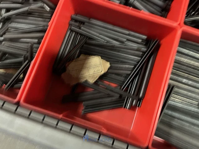 Partij kettingen, veren en industrieel bevestigingsmateriaal - afbeelding 73 van  180