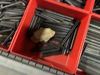 Partij kettingen, veren en industrieel bevestigingsmateriaal - afbeelding 73 van  180