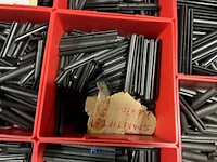 Partij kettingen, veren en industrieel bevestigingsmateriaal - afbeelding 75 van  180