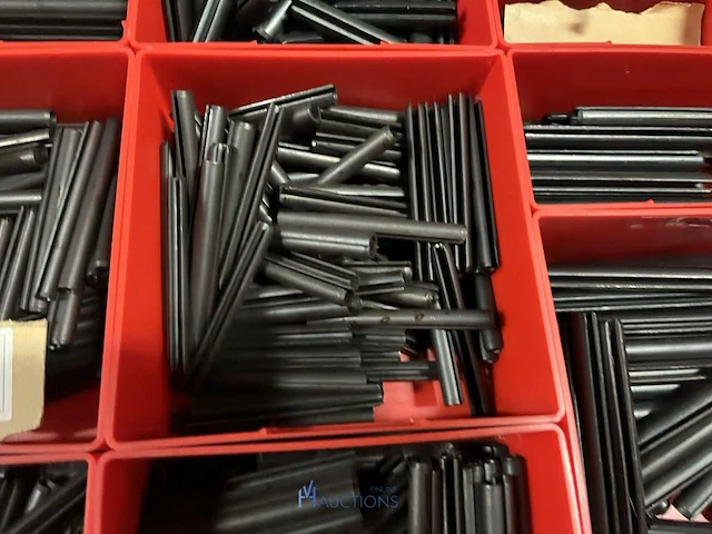 Partij kettingen, veren en industrieel bevestigingsmateriaal - afbeelding 76 van  180