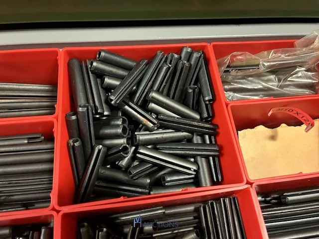 Partij kettingen, veren en industrieel bevestigingsmateriaal - afbeelding 77 van  180