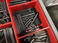 Partij kettingen, veren en industrieel bevestigingsmateriaal - afbeelding 81 van  180