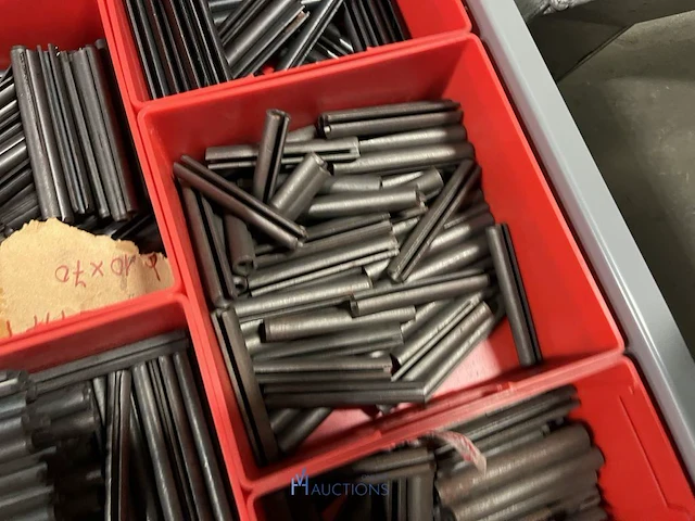 Partij kettingen, veren en industrieel bevestigingsmateriaal - afbeelding 82 van  180