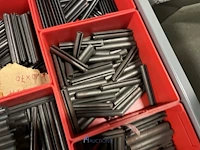 Partij kettingen, veren en industrieel bevestigingsmateriaal - afbeelding 82 van  180