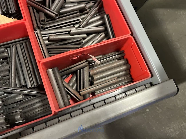 Partij kettingen, veren en industrieel bevestigingsmateriaal - afbeelding 83 van  180
