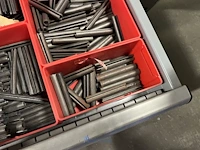 Partij kettingen, veren en industrieel bevestigingsmateriaal - afbeelding 83 van  180