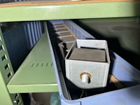 Partij kettingen, veren en industrieel bevestigingsmateriaal - afbeelding 91 van  180