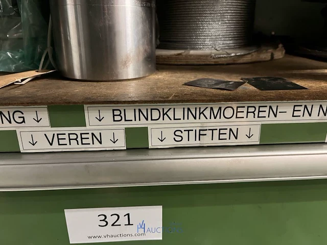 Partij kettingen, veren en industrieel bevestigingsmateriaal - afbeelding 92 van  180