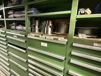 Partij kettingen, veren en industrieel bevestigingsmateriaal