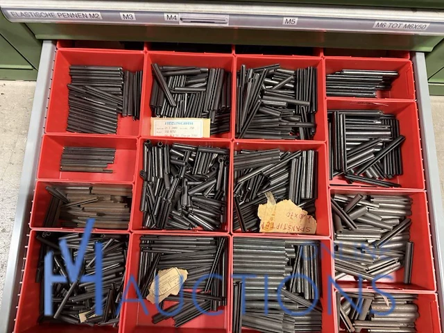 Partij kettingen, veren en industrieel bevestigingsmateriaal - afbeelding 93 van  180