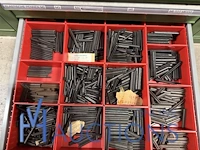 Partij kettingen, veren en industrieel bevestigingsmateriaal - afbeelding 93 van  180