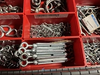 Partij kettingen, veren en industrieel bevestigingsmateriaal - afbeelding 106 van  180