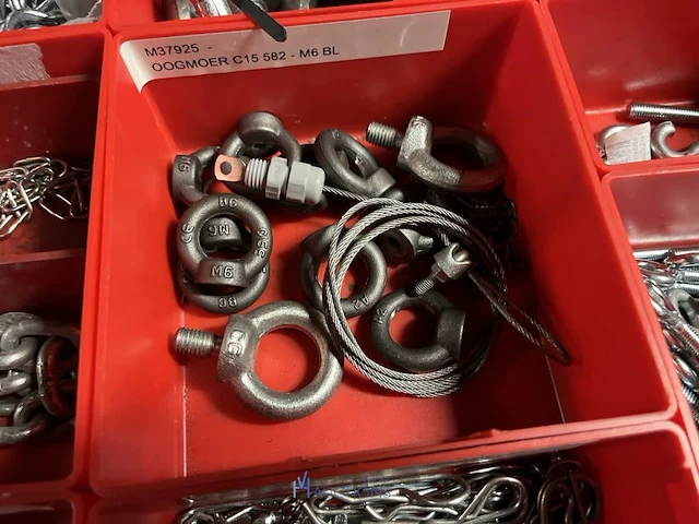 Partij kettingen, veren en industrieel bevestigingsmateriaal - afbeelding 108 van  180