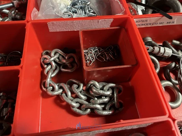 Partij kettingen, veren en industrieel bevestigingsmateriaal - afbeelding 116 van  180
