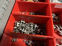Partij kettingen, veren en industrieel bevestigingsmateriaal - afbeelding 120 van  180