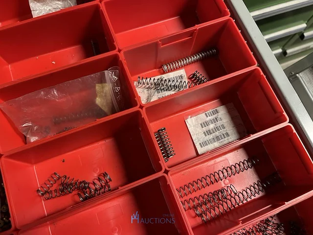 Partij kettingen, veren en industrieel bevestigingsmateriaal - afbeelding 124 van  180
