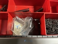 Partij kettingen, veren en industrieel bevestigingsmateriaal - afbeelding 128 van  180