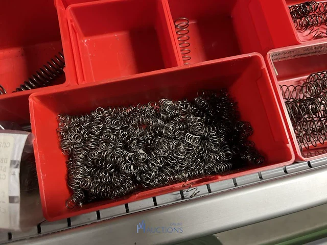 Partij kettingen, veren en industrieel bevestigingsmateriaal - afbeelding 129 van  180