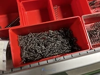 Partij kettingen, veren en industrieel bevestigingsmateriaal - afbeelding 129 van  180