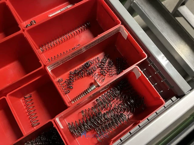 Partij kettingen, veren en industrieel bevestigingsmateriaal - afbeelding 130 van  180