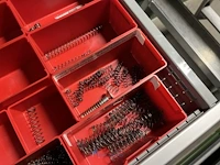 Partij kettingen, veren en industrieel bevestigingsmateriaal - afbeelding 130 van  180