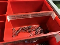 Partij kettingen, veren en industrieel bevestigingsmateriaal - afbeelding 131 van  180