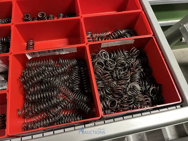 Partij kettingen, veren en industrieel bevestigingsmateriaal - afbeelding 134 van  180