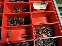 Partij kettingen, veren en industrieel bevestigingsmateriaal - afbeelding 136 van  180