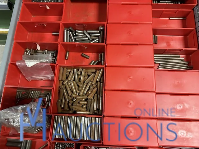 Partij kettingen, veren en industrieel bevestigingsmateriaal - afbeelding 126 van  180