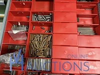 Partij kettingen, veren en industrieel bevestigingsmateriaal - afbeelding 126 van  180