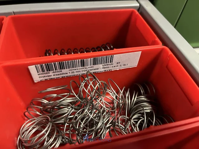 Partij kettingen, veren en industrieel bevestigingsmateriaal - afbeelding 140 van  180